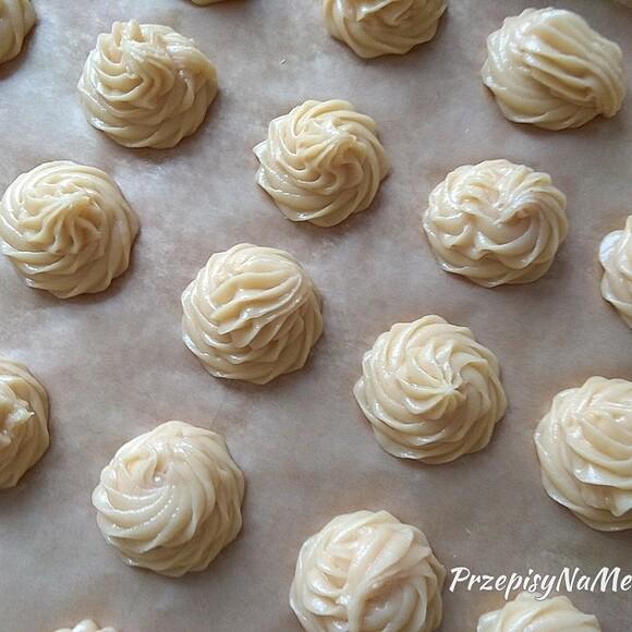 Ptysie z kremem budyniowym i advokatem -profiterole