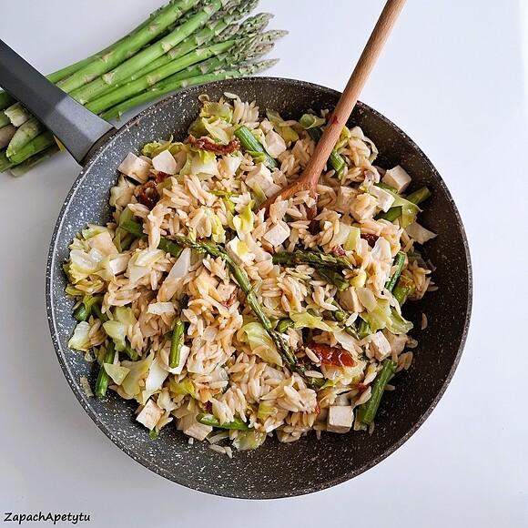 Makaron orzo ze szparagami, tofu i młodą kapustą