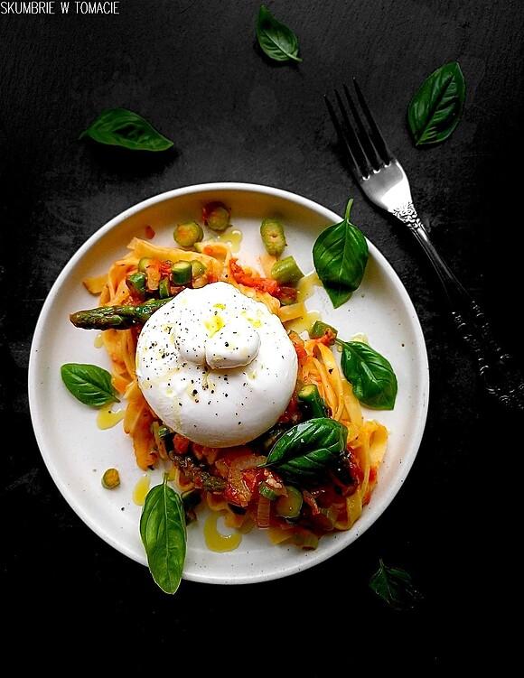 Makaron tagliatelle ze szparagami, fenkułem, szynką i burratą