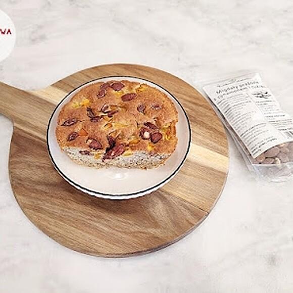 Ciasto owsiane z bananem, morelami i migdałami