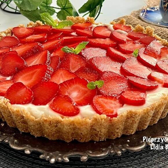 Tarta z truskawkami na zimno z kremem z białej czekolady
