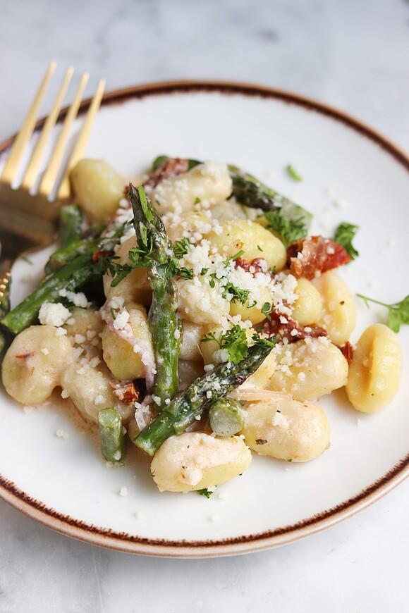 Gnocchi z zielonymi szparagami i suszonymi pomidorami