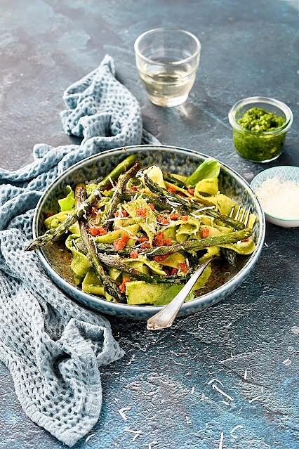 Makaron z pesto i zielonymi szparagami