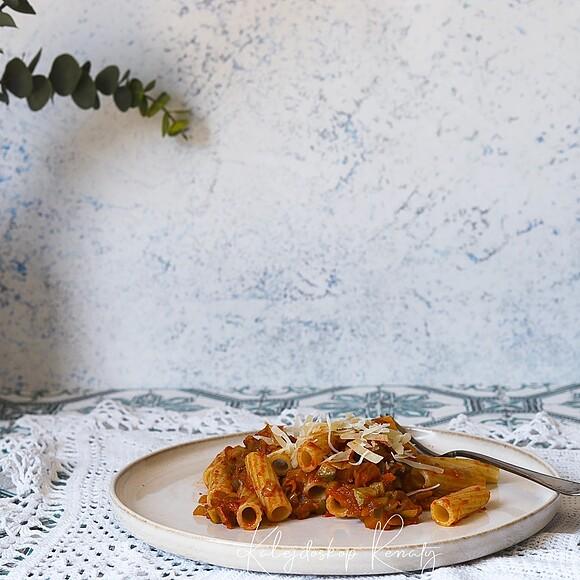 Penne z porem, bakłażanem i cukinią w sosie pomidorowym