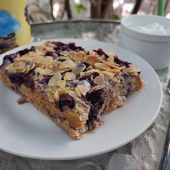 Pieczona owsianka z cynamonem i owocami