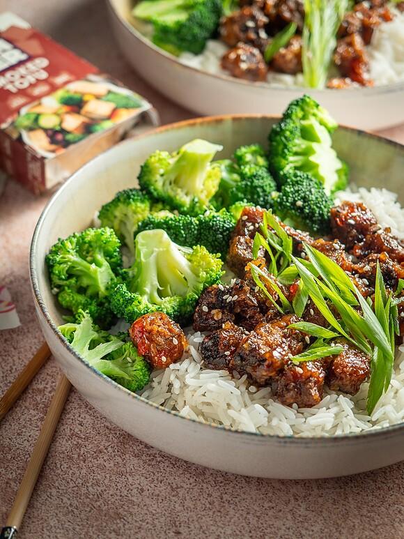 Tofu w sosie sweet chili z ryżem i brokułem