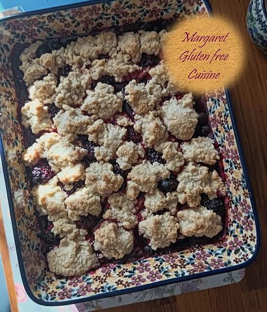 Jeżyny, maliny i borówki pod kruszonką z płatków owsianych. Blackberries, raspberries and blueberries with an oatmeal crumble.