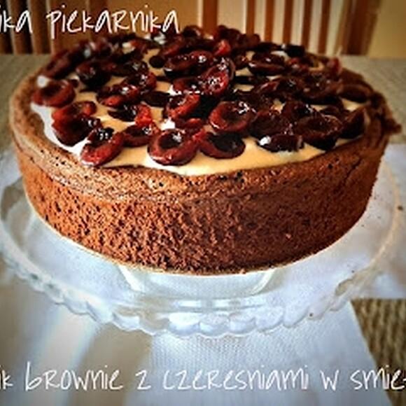 Torcik brownie z czereśniami i śmietaną