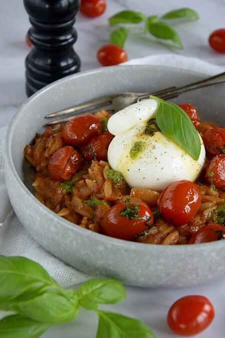 Pomidory orzotto z burratą i pesto