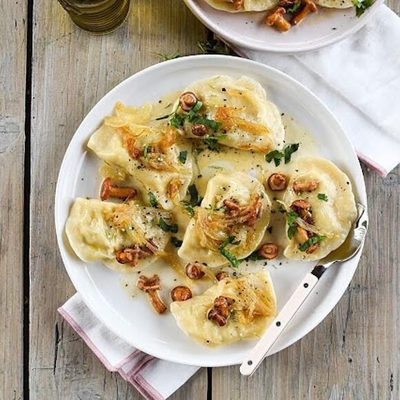 Pierogi z wędzonym twarogiem i kurkami w śmietanie