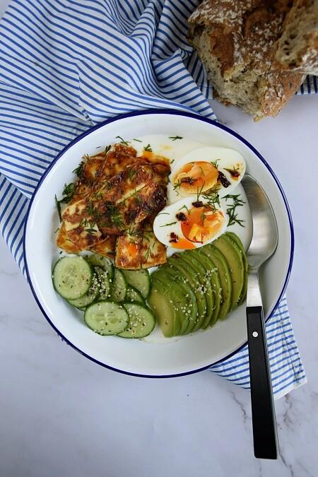 Śniadaniowy bowl z halloumi i jajkiem