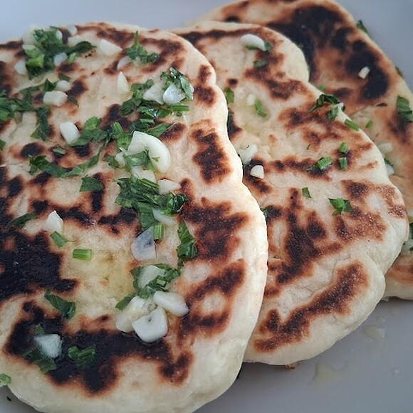 Chlebek naan z czosnkiem i pietruszką