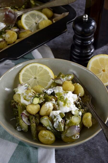 Pieczone gnocchi ze szparagami i burratą