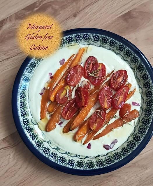 Pieczone marchewki z sosem jogurtowym. Baked carrots with yogurt sauce.
