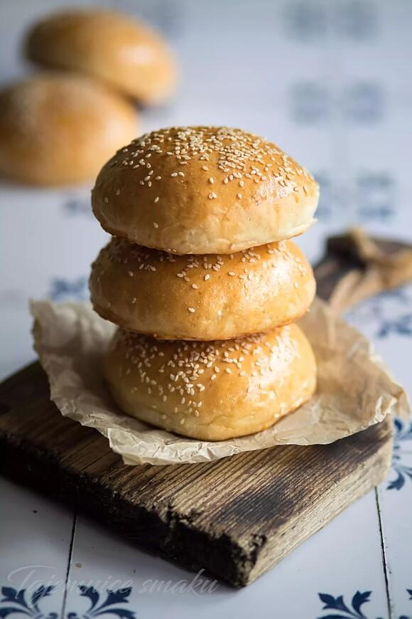 Maślane bułki do burgerów z miodem i sezamem 