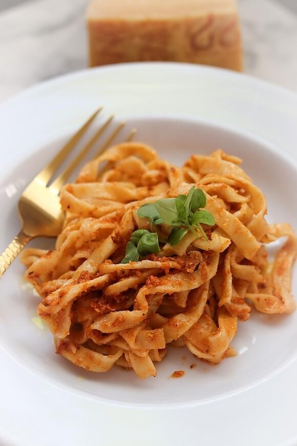 Makaron z pesto czerwonym