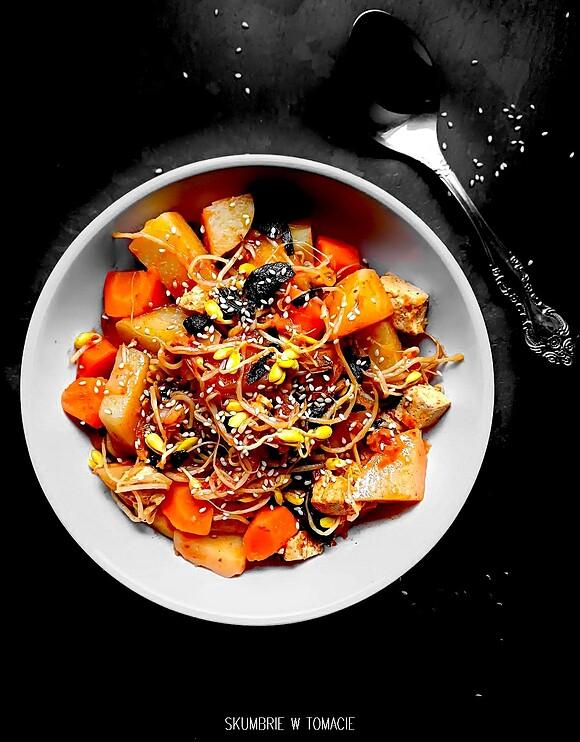 Ziemniaczana potrawka z kalarepą, kimchi, tofu, kiełkami soi i pastą gochujang