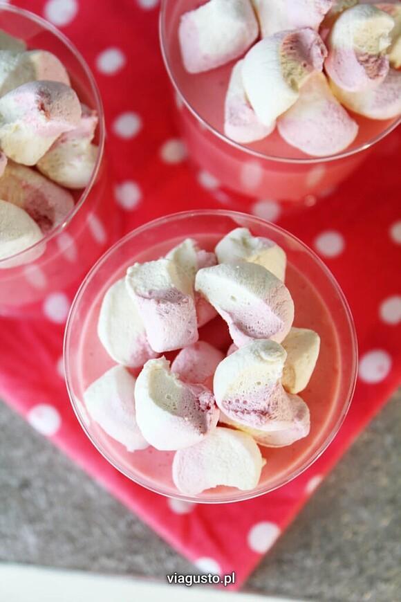 Różowy deser z piankami marshmallow i malinami