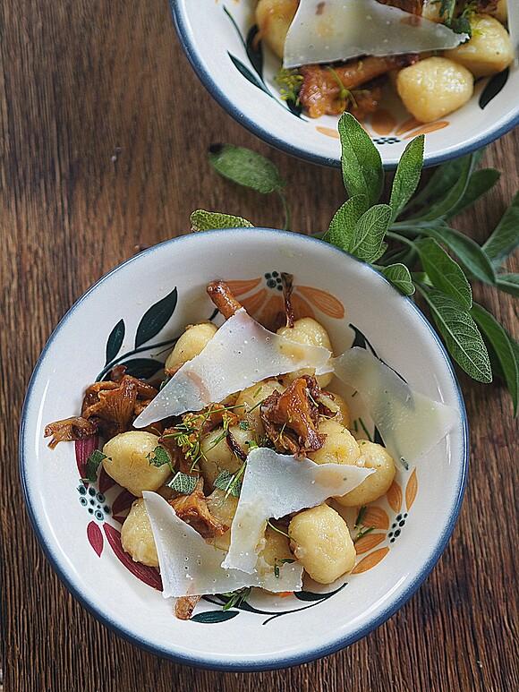 Gnocchi z kurkami, pieczonym czosnkiem i parmezanem. Letnia prostota.