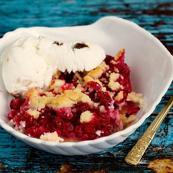 Crumble z porzeczkami i twarogiem