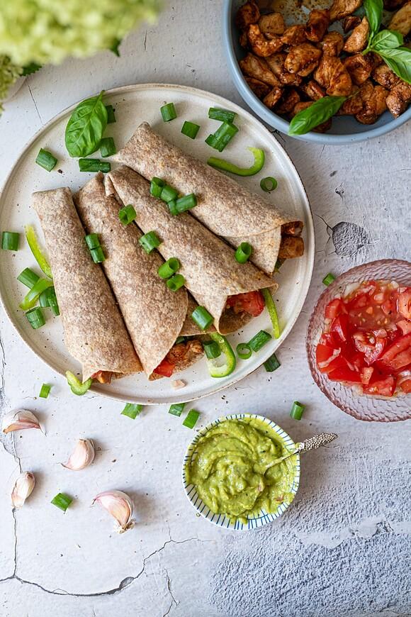 Tortille z kurczakiem, guacamole i salsą pomidorową
