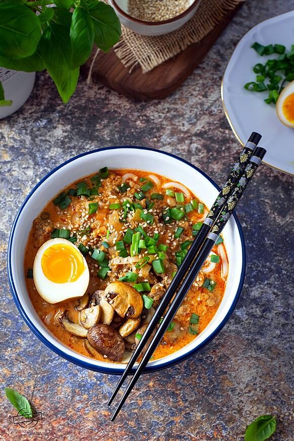 Zupa tajska z makaronem ramen i mięsem mielonym