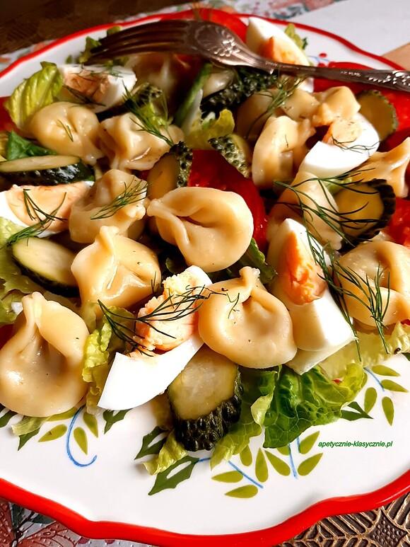 Sałatka z tortellini, jajkiem i ogórkiem małosolnym