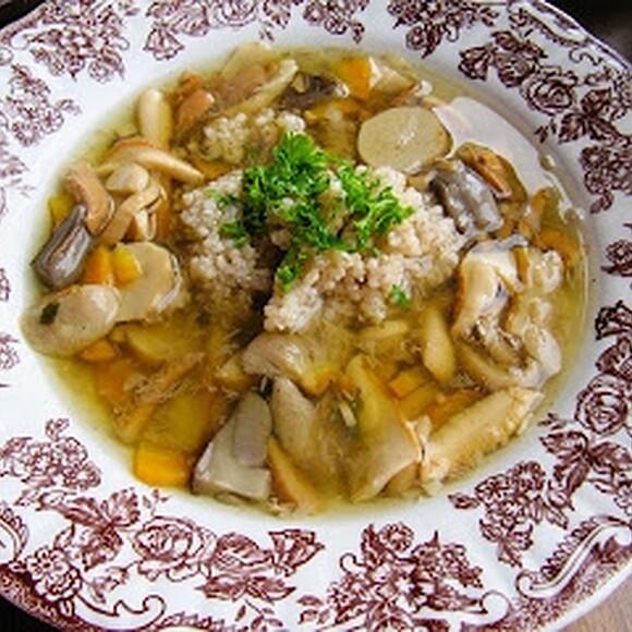 Zupa z grzybów leśnych z kaszą