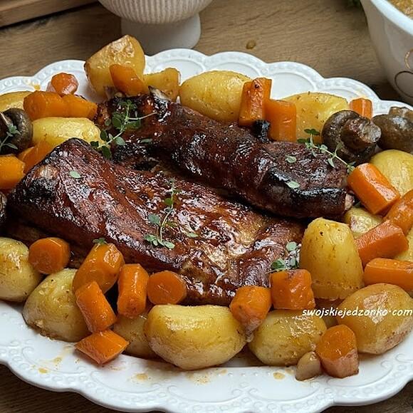 Żeberka pieczone na warzywach w glazurze