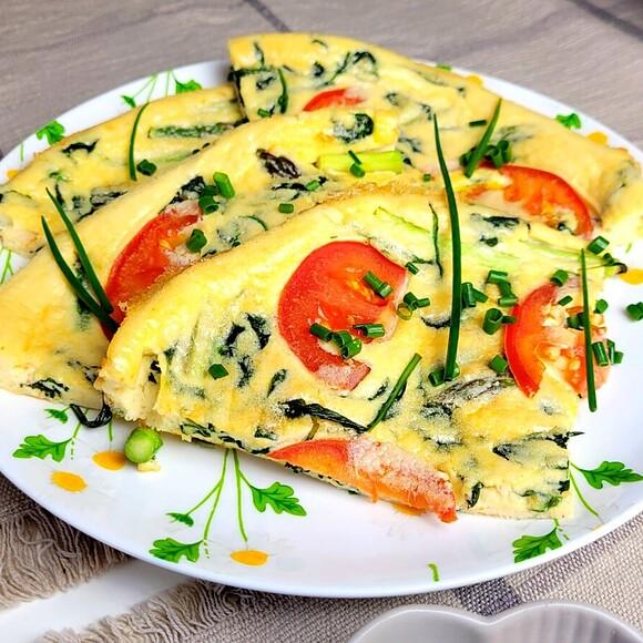 Omlet ze szpinakiem, pomidorami i żółtym serem