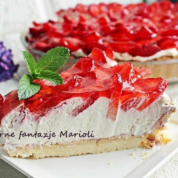 Tarta z truskawkami i bitą śmietaną
