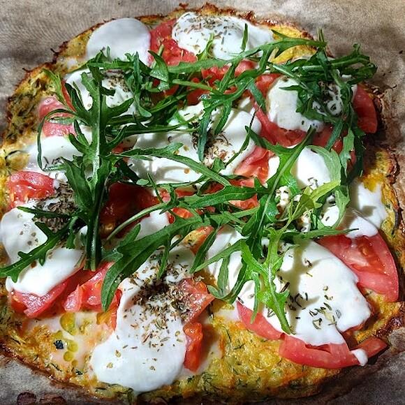 Pizza na spodzie z cukinii, ziemniaków i marchwi