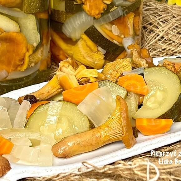 Sałatka z cukinii i kurek w zalewie octowej