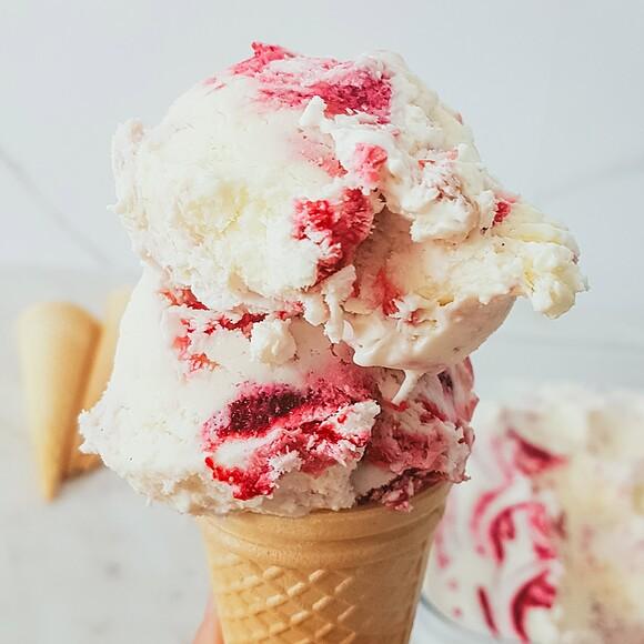 Lody śmietankowe z malinami