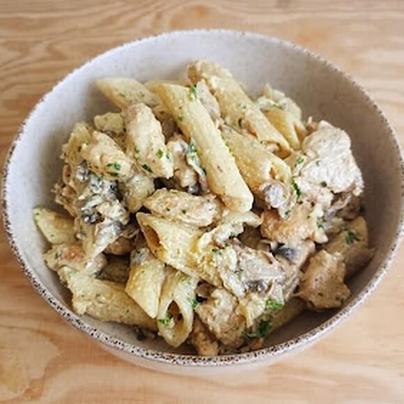 Makaron Penne z kurczakiem w sosie pieczarkowym