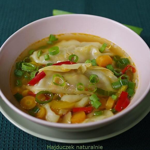 Bulion warzywny z pierożkami gyoza