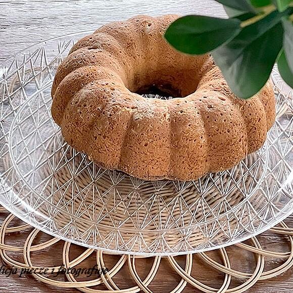 Babka z ciemnymi winogronami