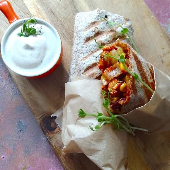 Wegetariańskie burrito z tofu i sosem czosnkowym