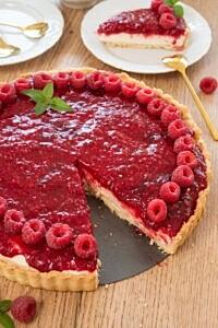 Tarta z kremem waniliowym i malinami
