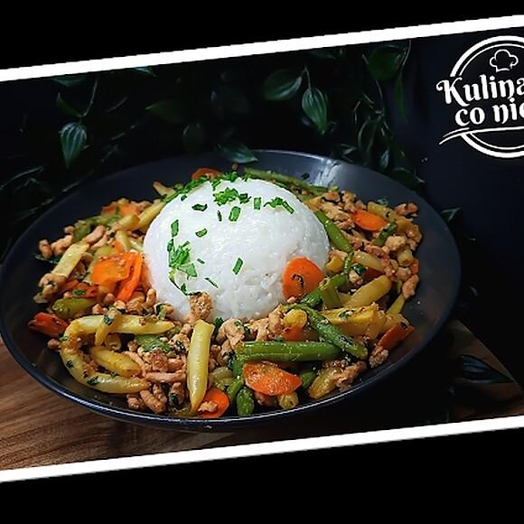 Fit stir-fry z indykiem i warzywami