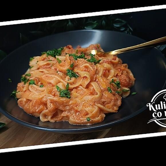 Tagliatelle z patisonem i pomidorami