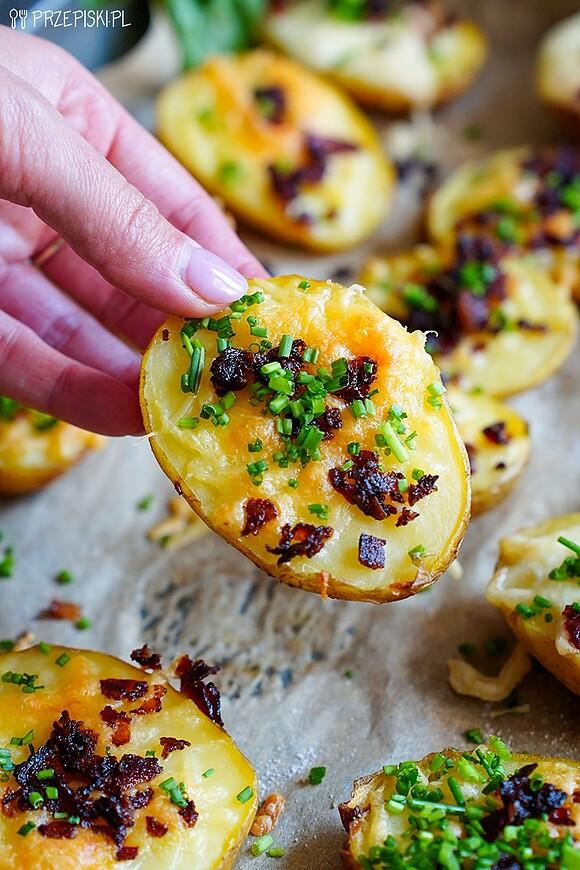 Pieczone ziemniaki z serem cheddar i boczkiem