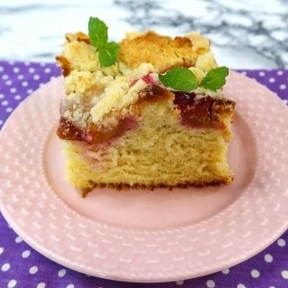 Ciasto drożdżowe ze śliwkami i kruszonką