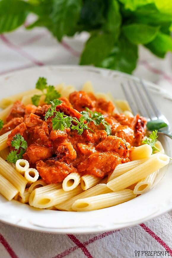 Makaron z kurczakiem i pesto paprykowym – szybki obiad