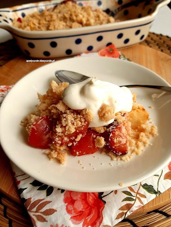 Jabłka i śliwki pod cynamonową kruszonką (crumble)