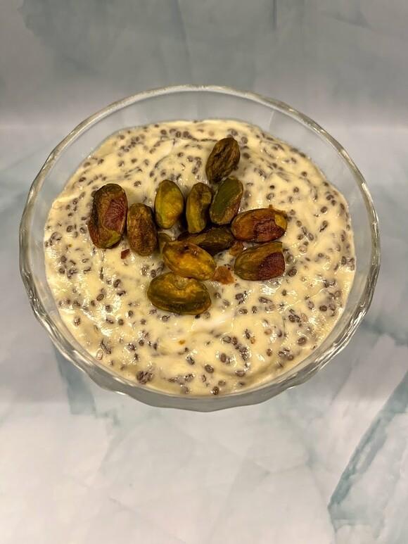 Mus mango-chia z pistacjami