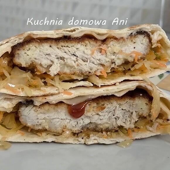 Tortilla z kotletem schabowym i kapustą