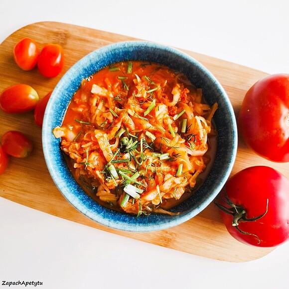 Młoda kapusta w pomidorach z chorizo