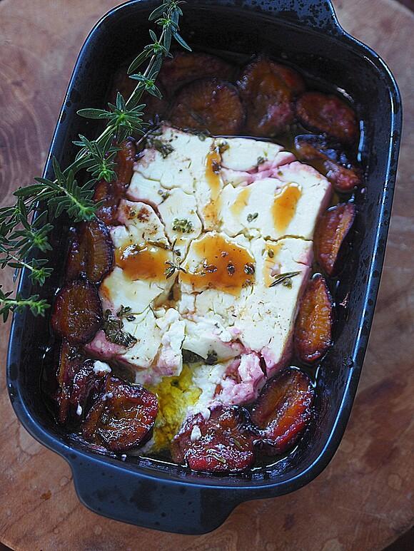 Feta zapiekana ze śliwkami i tymiankiem