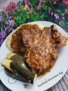 Żeberka duszone w sosie z warzywami